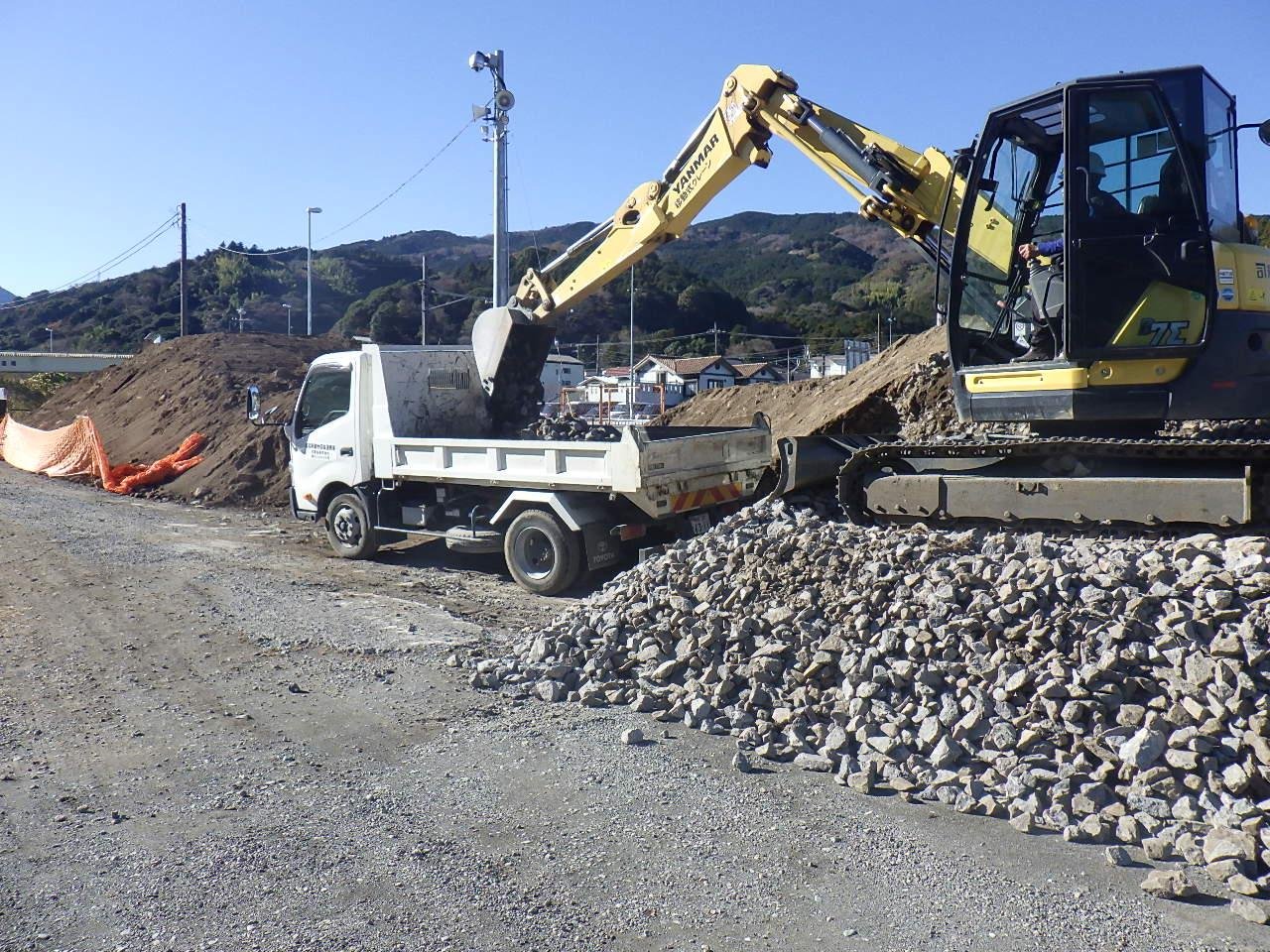 萬松院　破砕岩運搬工　積込状況（R6.12.23）